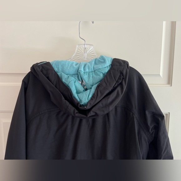 686 Mannual Women’s Insulated Snowboarding Jacket in Black - Picture 5 of 12